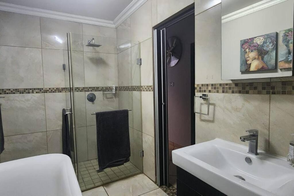 Holiday home Expansive 5-bedroom House