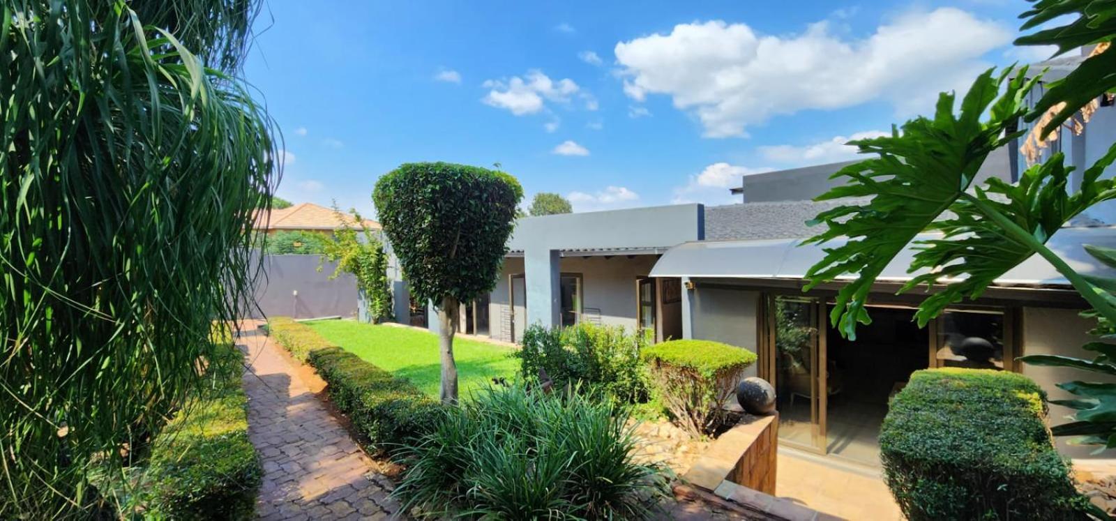 Expansive 5-bedroom House * Hartbeespoort