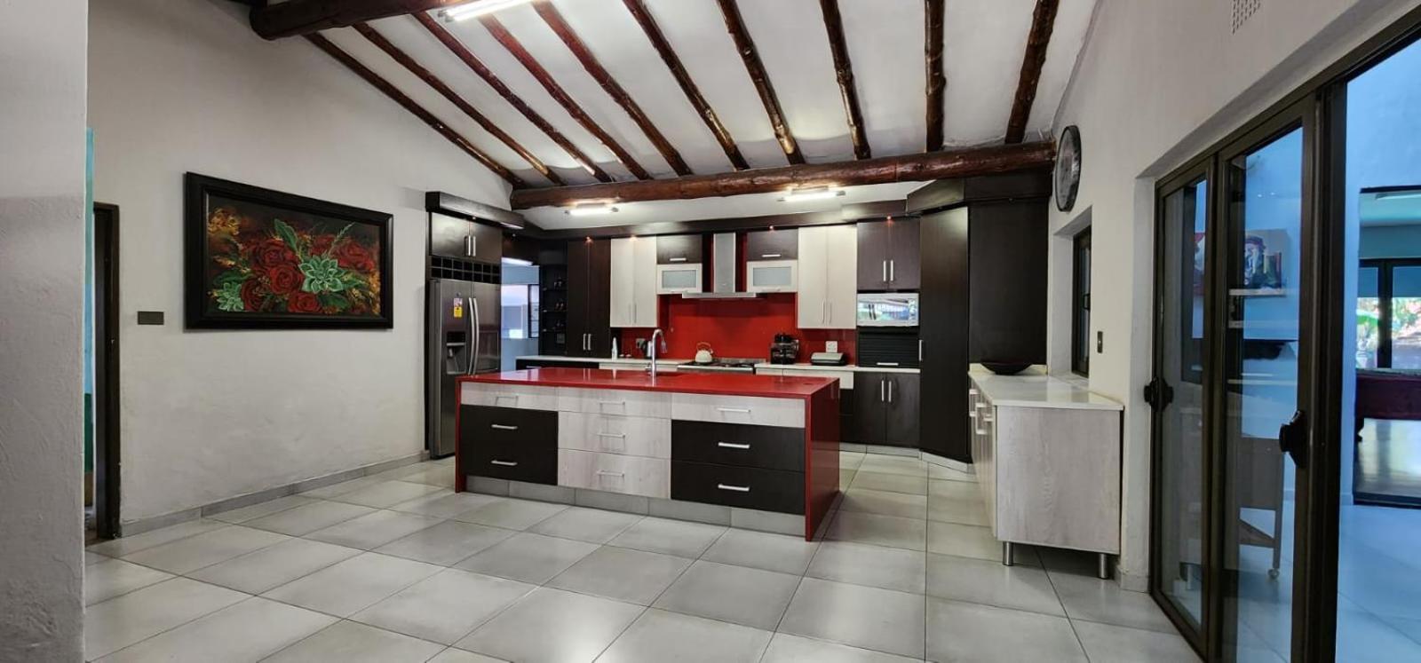 Expansive 5-bedroom House Hartbeespoort